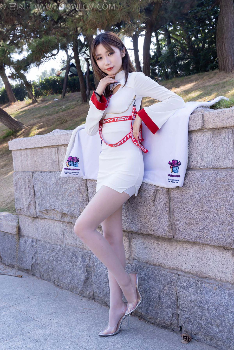 物恋传媒 NO.2471 泡泡-高跟鞋、油亮薄白丝 WLCM物恋传媒-第1张