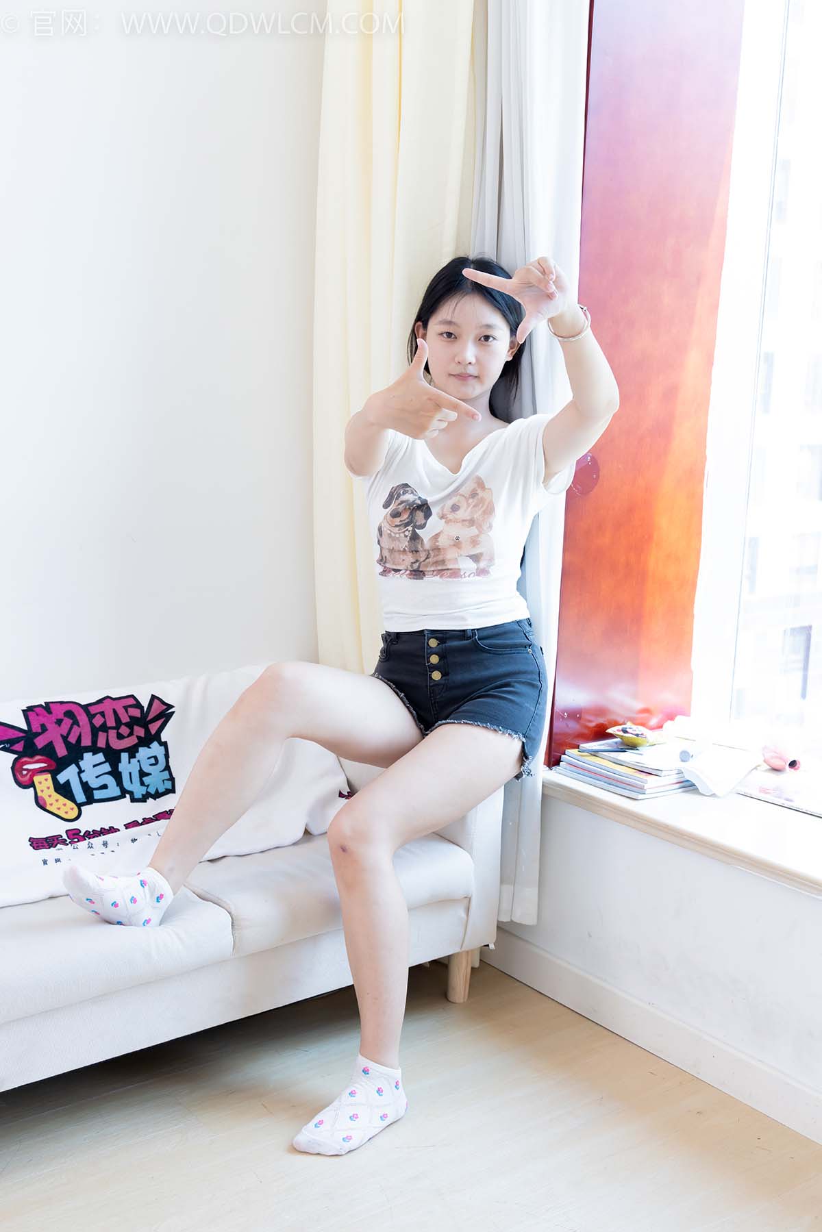 物恋传媒 NO.2470 芙芙-运动鞋、白棉袜、裸足 WLCM物恋传媒-第1张