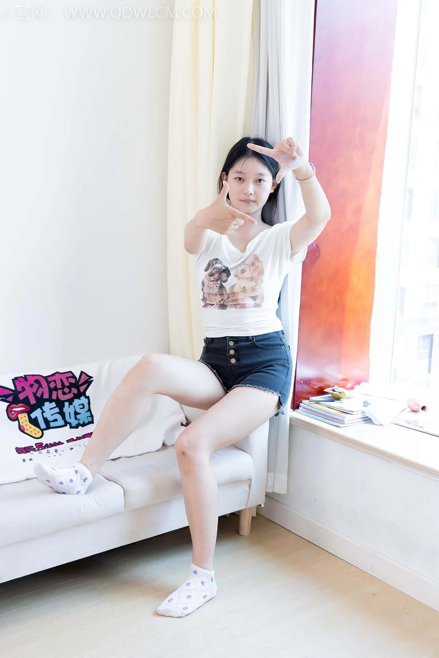 物恋传媒 NO.2470 芙芙-运动鞋、白棉袜、裸足 WLCM物恋传媒-第1张