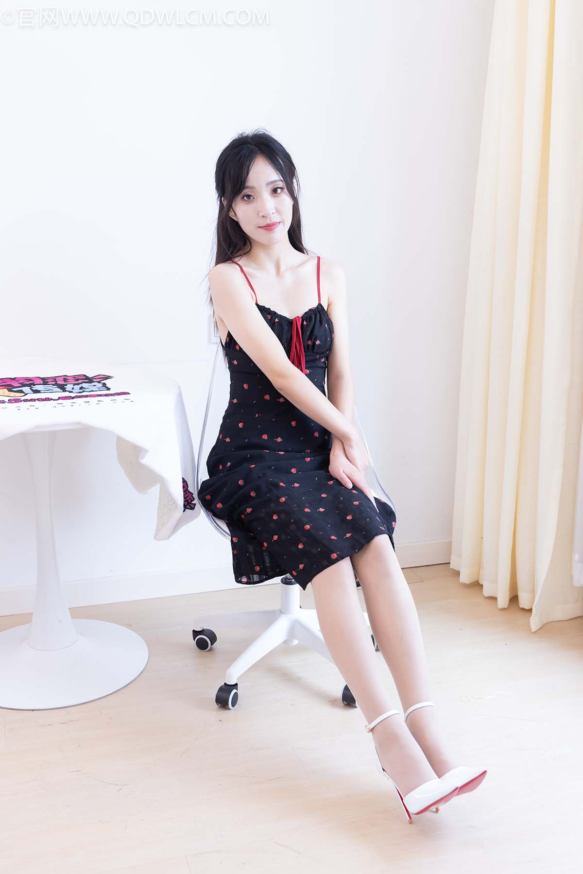 物恋传媒 NO.2481 辣辣-高跟鞋、薄肉丝 WLCM物恋传媒-第1张