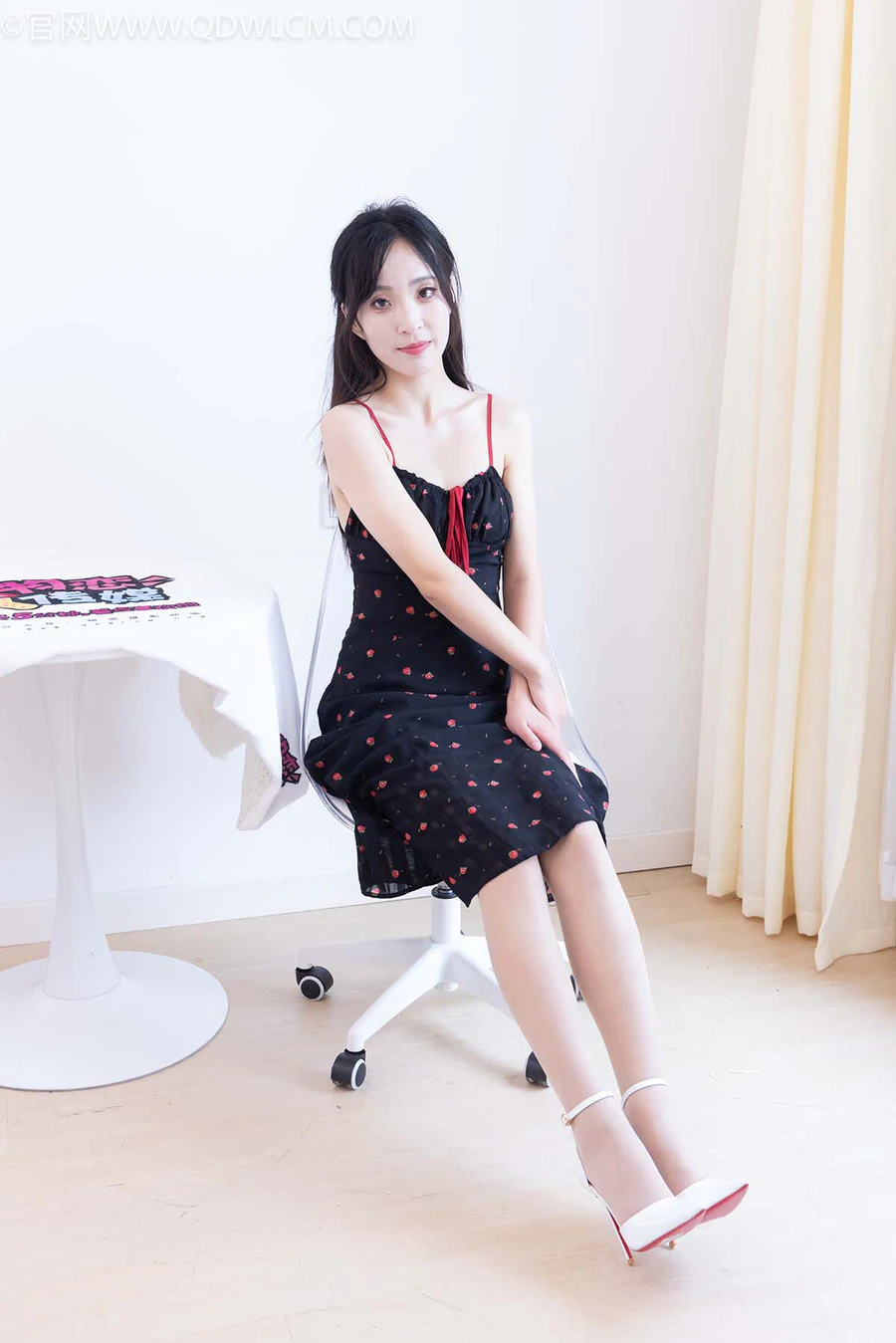 物恋传媒 NO.2481 辣辣-高跟鞋、薄肉丝 WLCM物恋传媒-第1张