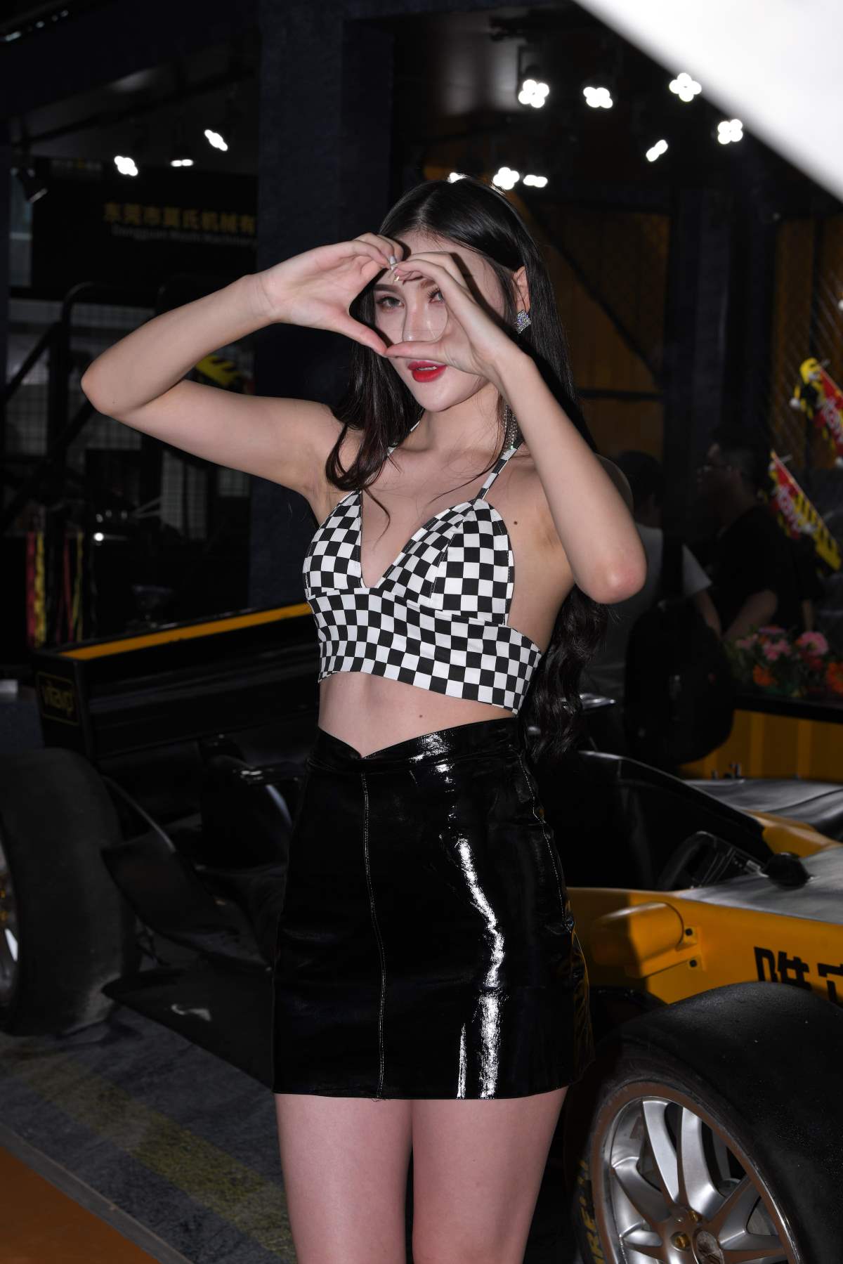 精选街拍作品 NO.4805 黑色皮裙 街拍-第1张