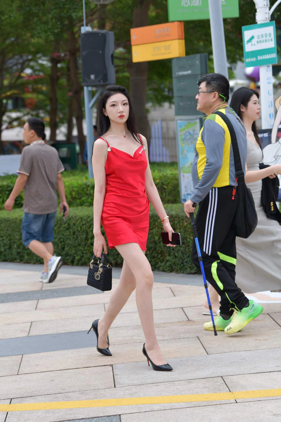 精选街拍作品 NO.4803 红色吊带裙魅力无限 街拍-第1张