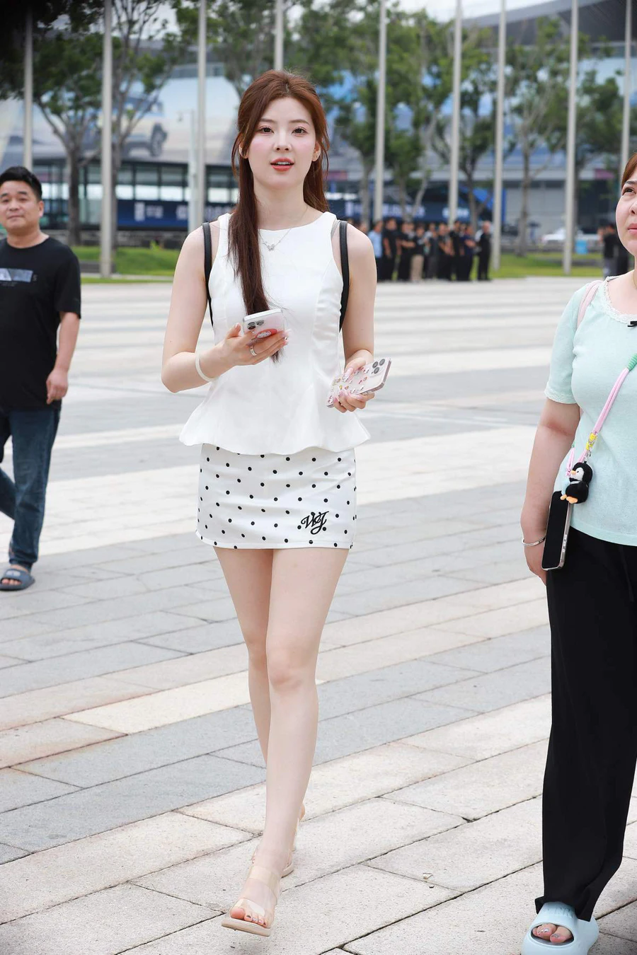 精选街拍作品 NO.4799 白到发光的美女 街拍-第1张