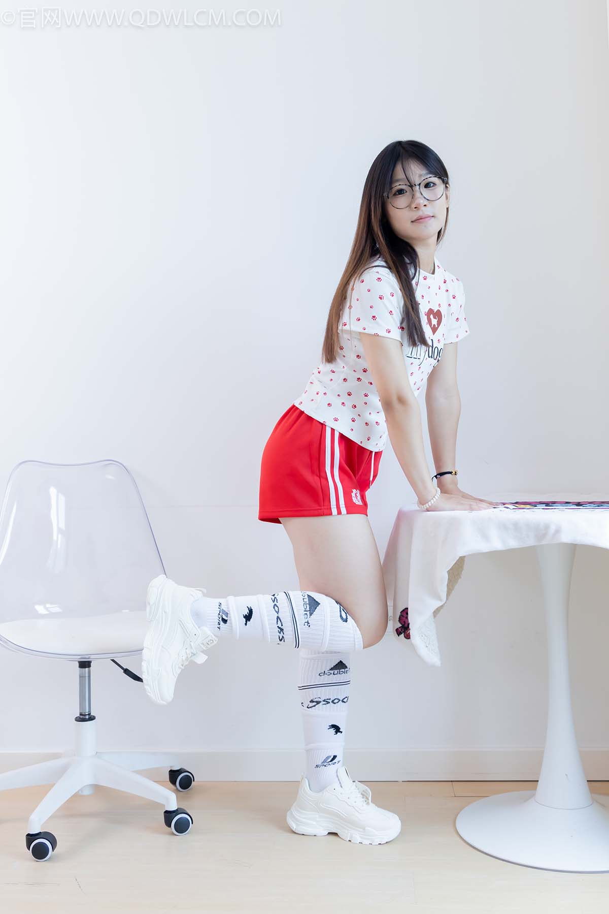 物恋传媒 NO.2482 小可-运动鞋、白棉袜、裸足 WLCM物恋传媒-第1张