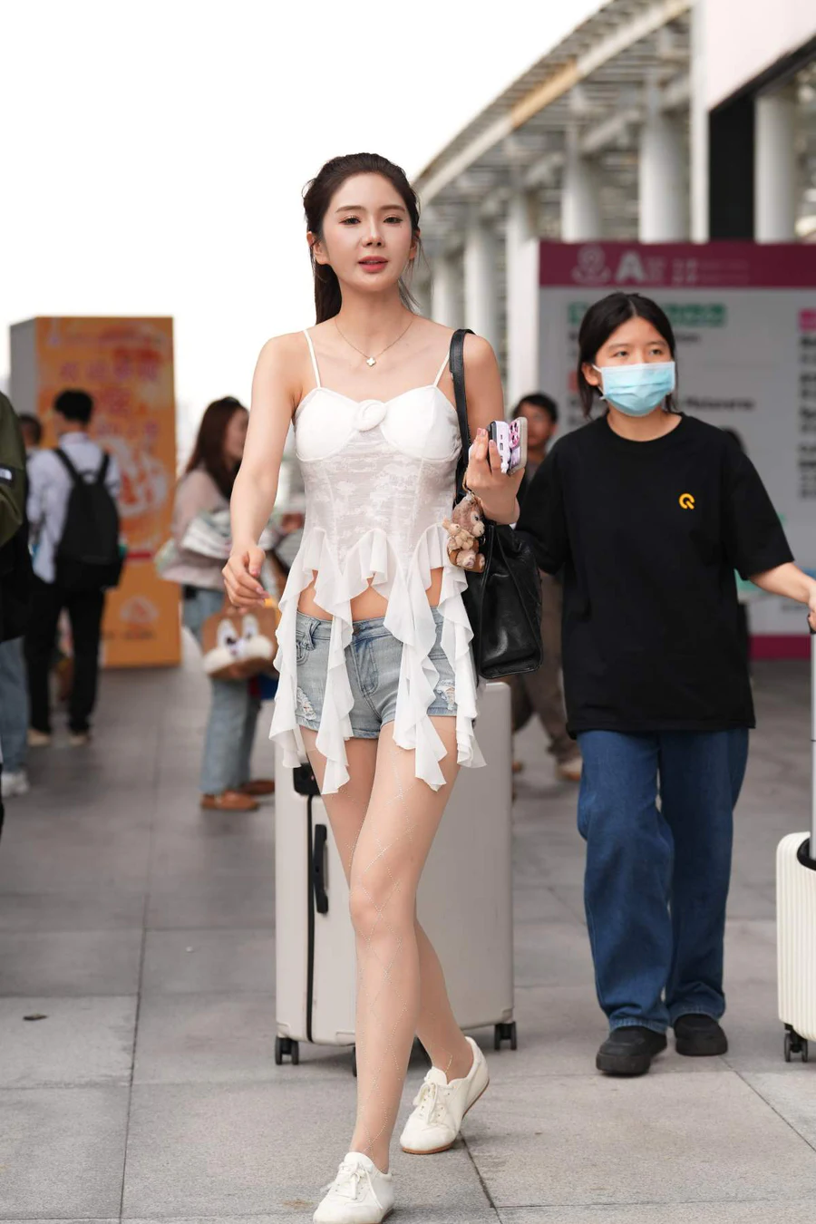 精选街拍作品 NO.4809 高挑牛仔短裤 街拍-第1张