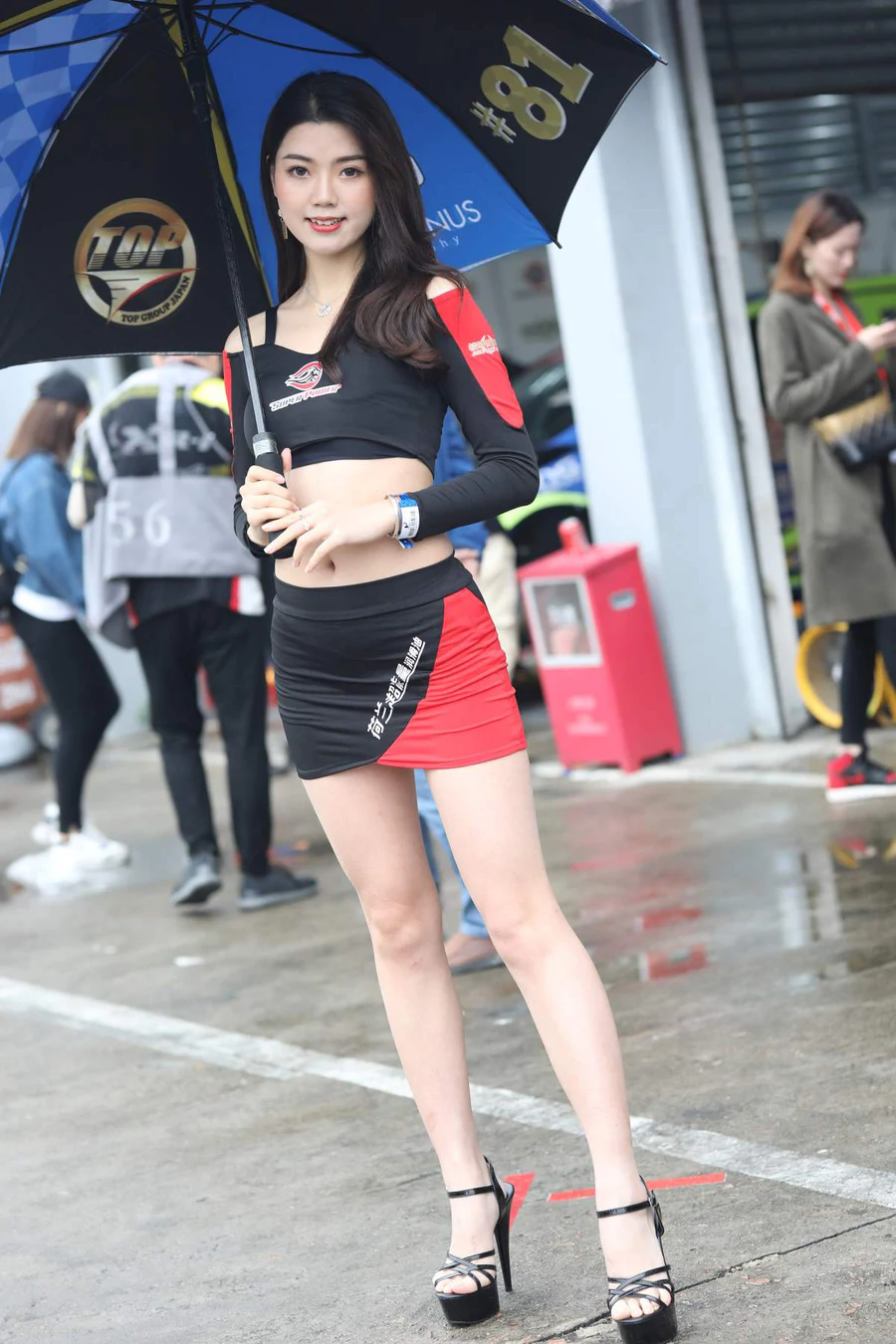 精选街拍作品 NO.4807 红黑套装裙 街拍-第1张