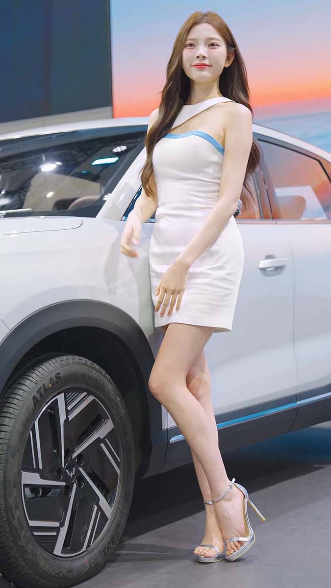 2024 广州车展 网红美女车模 beautyleg LOOKBOOK 25 街拍-第1张