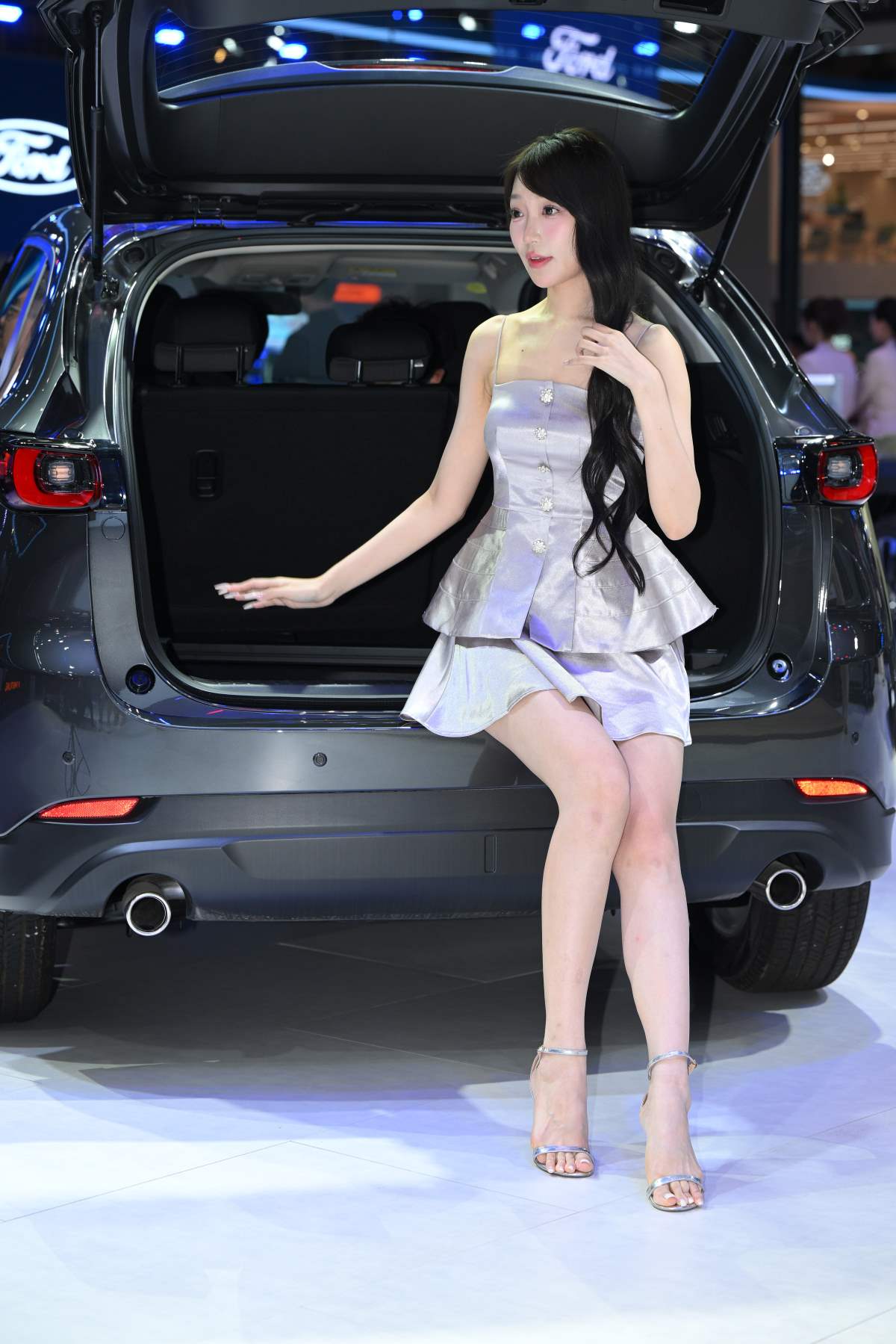 精选街拍作品 NO.4813 可爱银色连衣裙 街拍-第1张