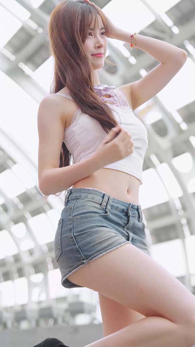 2024 广州车展 网红美女车模 beautyleg LOOKBOOK 27 街拍-第1张