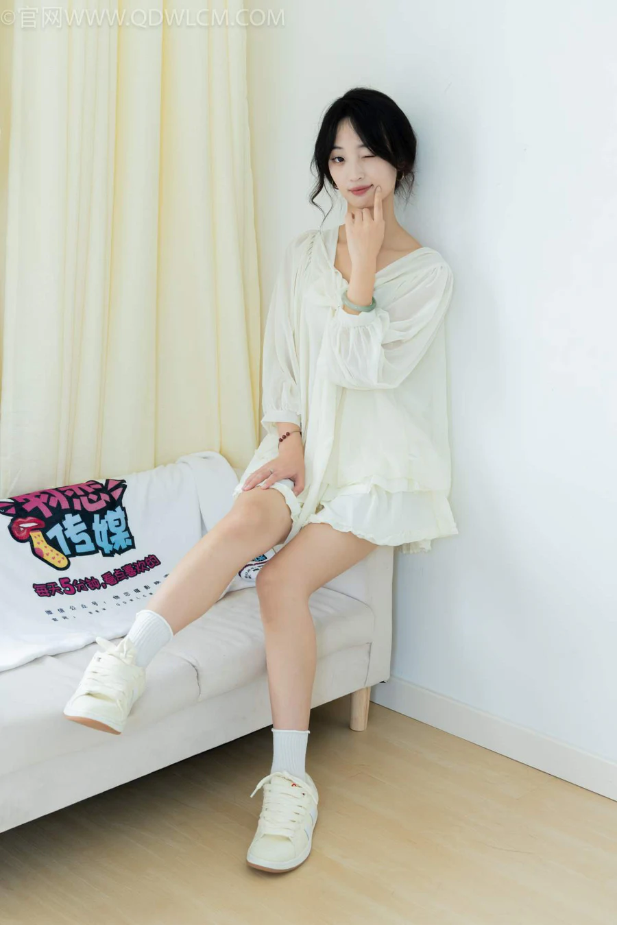 物恋传媒 NO.2489 南南-板鞋、白棉袜、裸足 WLCM物恋传媒-第1张