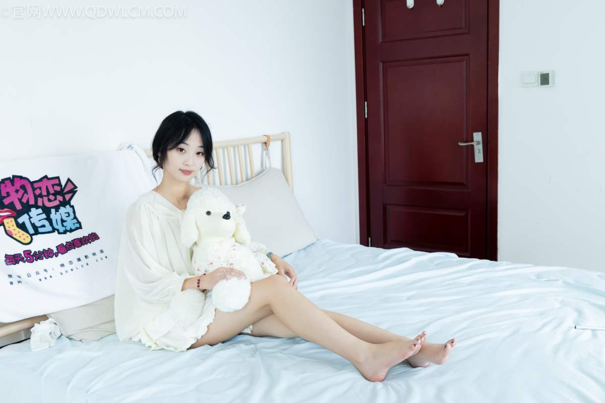 物恋传媒 NO.2489 南南-板鞋、白棉袜、裸足 WLCM物恋传媒-第2张