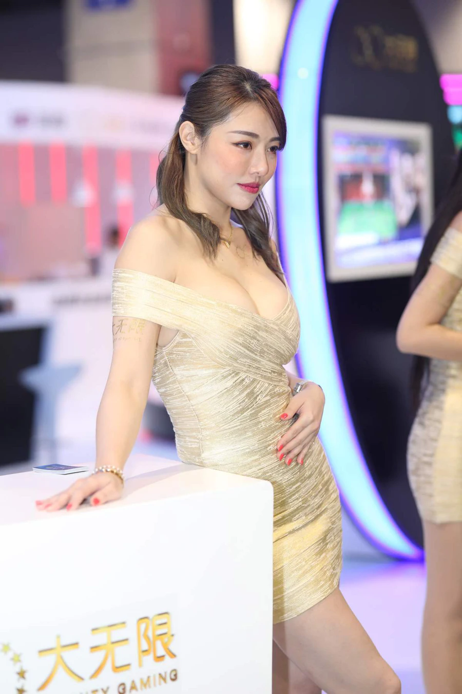 精选街拍作品 NO.4818 吊带修身裙 街拍-第1张