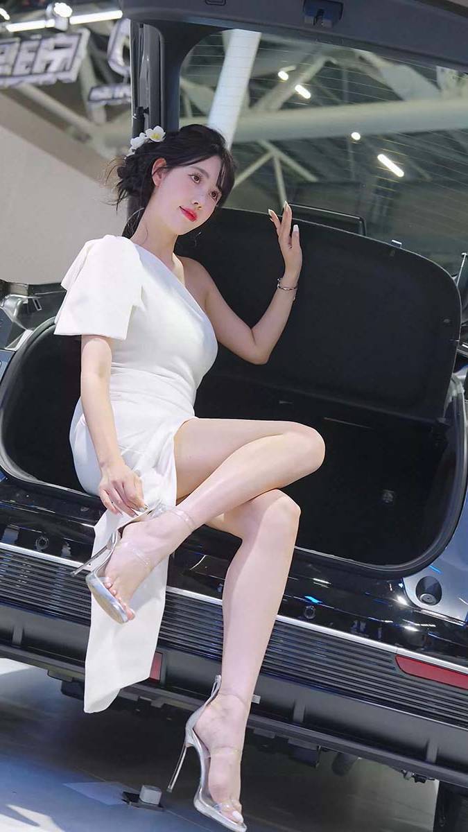 2024 广州车展 网红美女车模 beautyleg LOOKBOOK 32 街拍-第1张