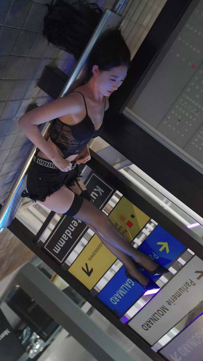 2024 广州车展 网红美女车模 beautyleg LOOKBOOK 31 街拍-第1张