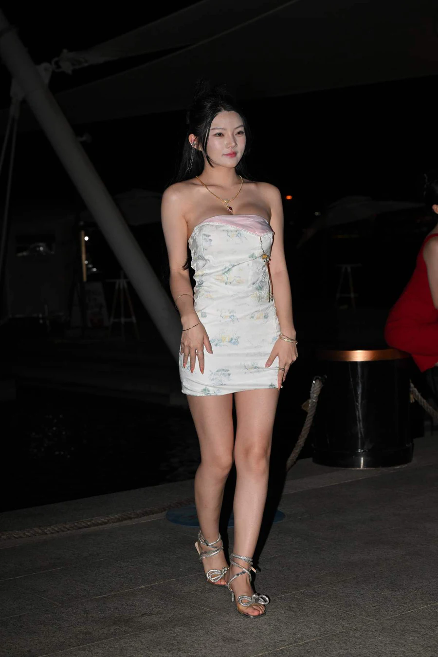 精选街拍作品 NO.4824 白色抹胸裙 街拍-第1张