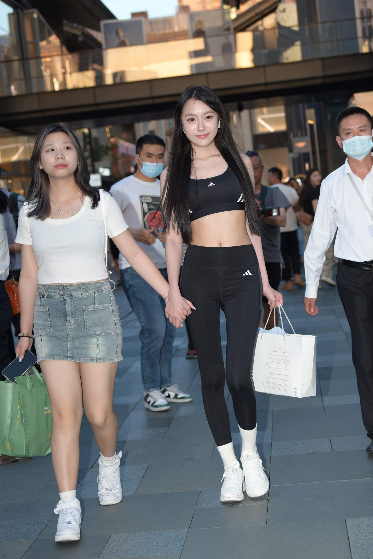 精选街拍作品 NO.4832 甜美可爱黑色瑜伽 街拍-第1张