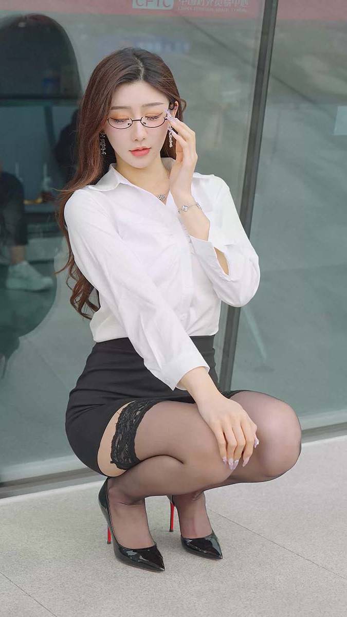 2024 广州车展 网红美女车模 beautyleg LOOKBOOK 38 街拍-第1张