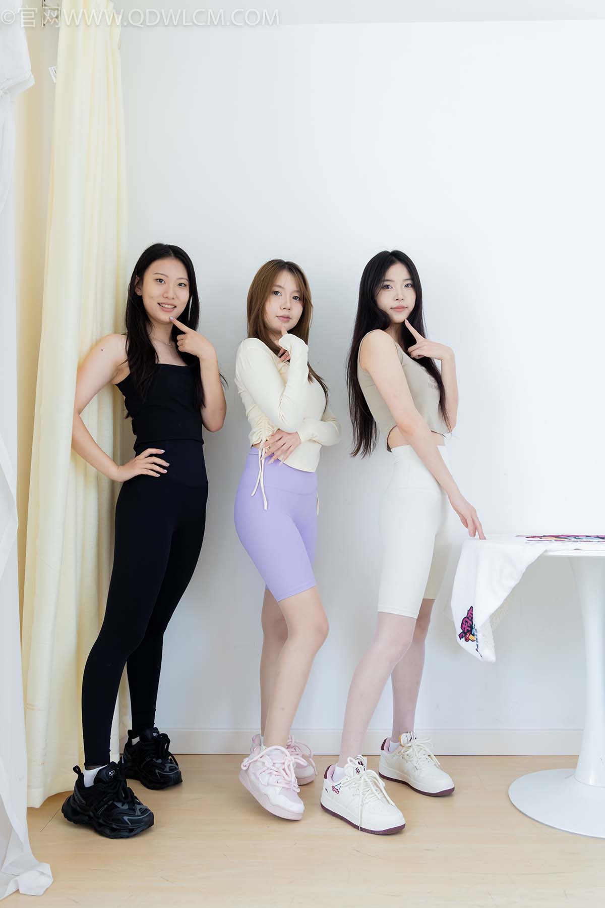 物恋传媒 NO.2493 奶糖&茯苓&小曦-瑜伽裤、运动鞋、白棉袜、薄肉色、白色、黑色丝 WLCM物恋传媒-第1张