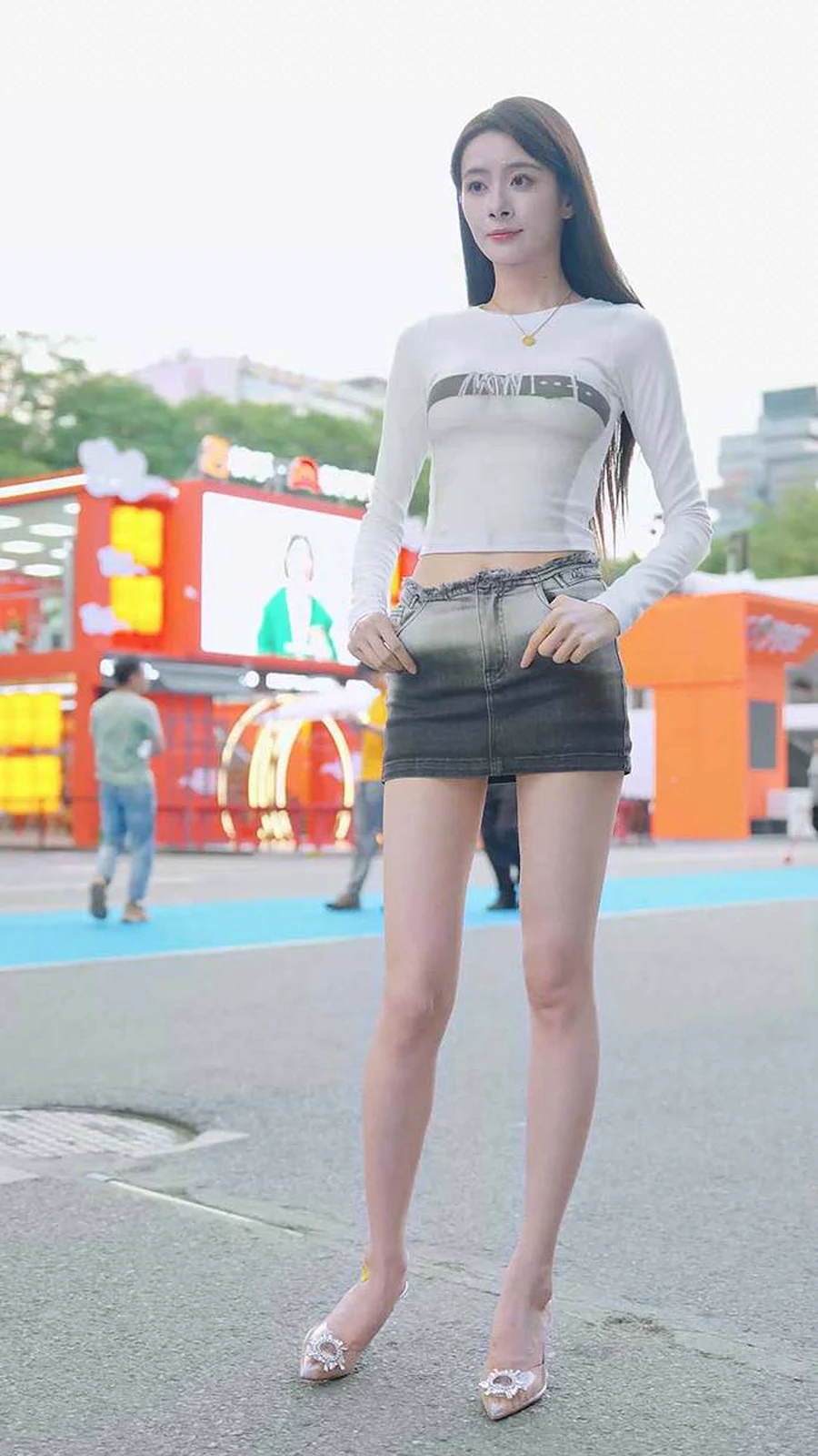 2024 广州车展 网红美女车模 beautyleg LOOKBOOK 47 街拍-第1张