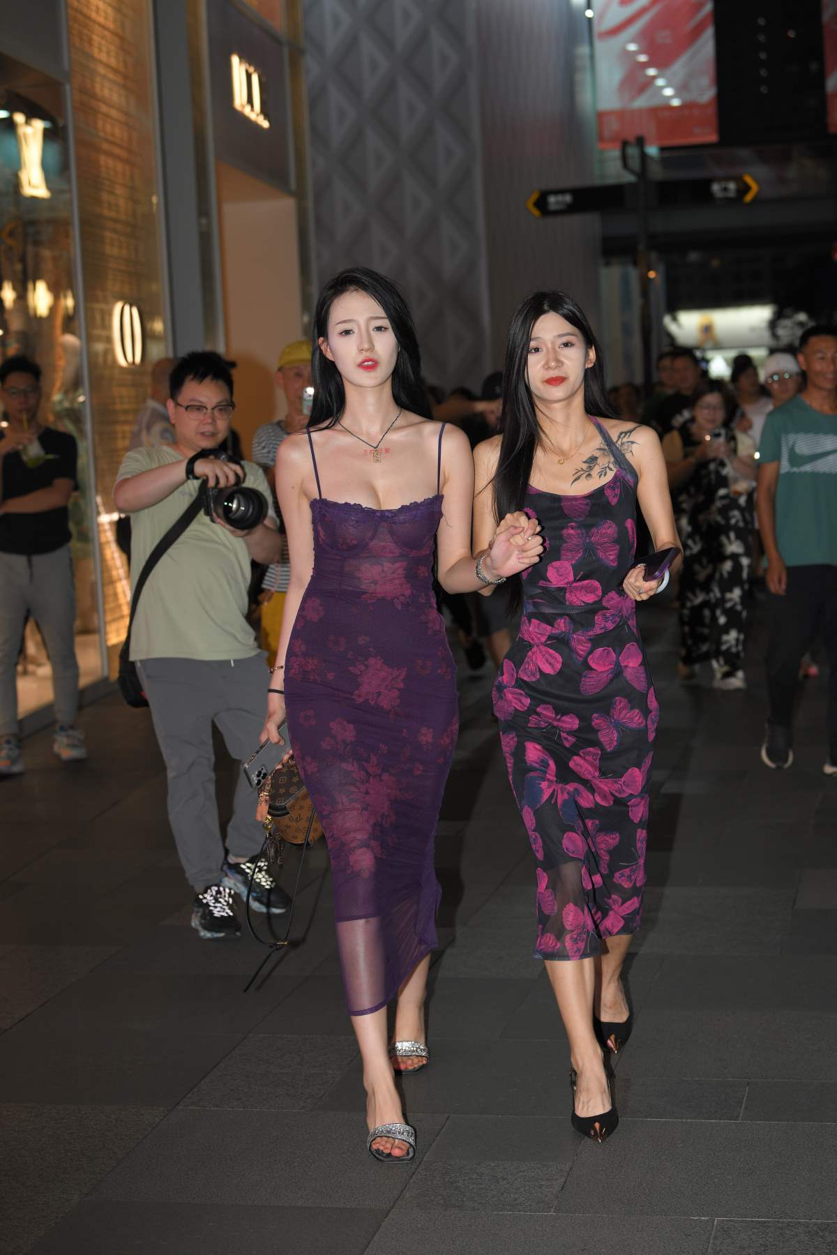 精选街拍作品 NO.4849 复古风吊带裙 街拍-第1张