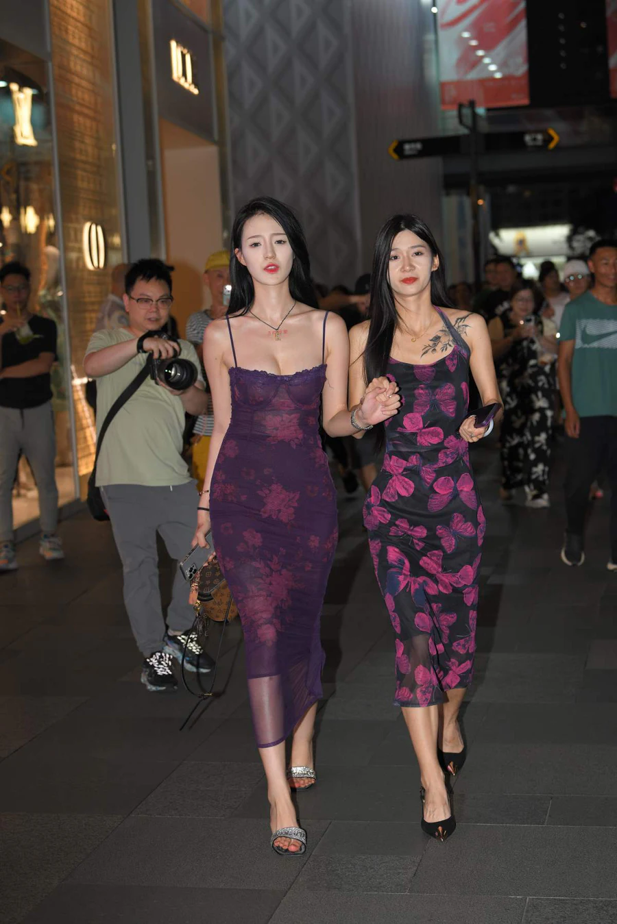 精选街拍作品 NO.4849 复古风吊带裙 街拍-第1张