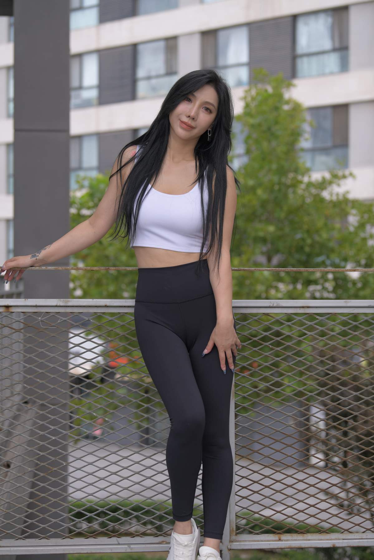 精选街拍作品 NO.4855 一始街拍作品 – 黑色瑜伽裤美女 街拍-第1张