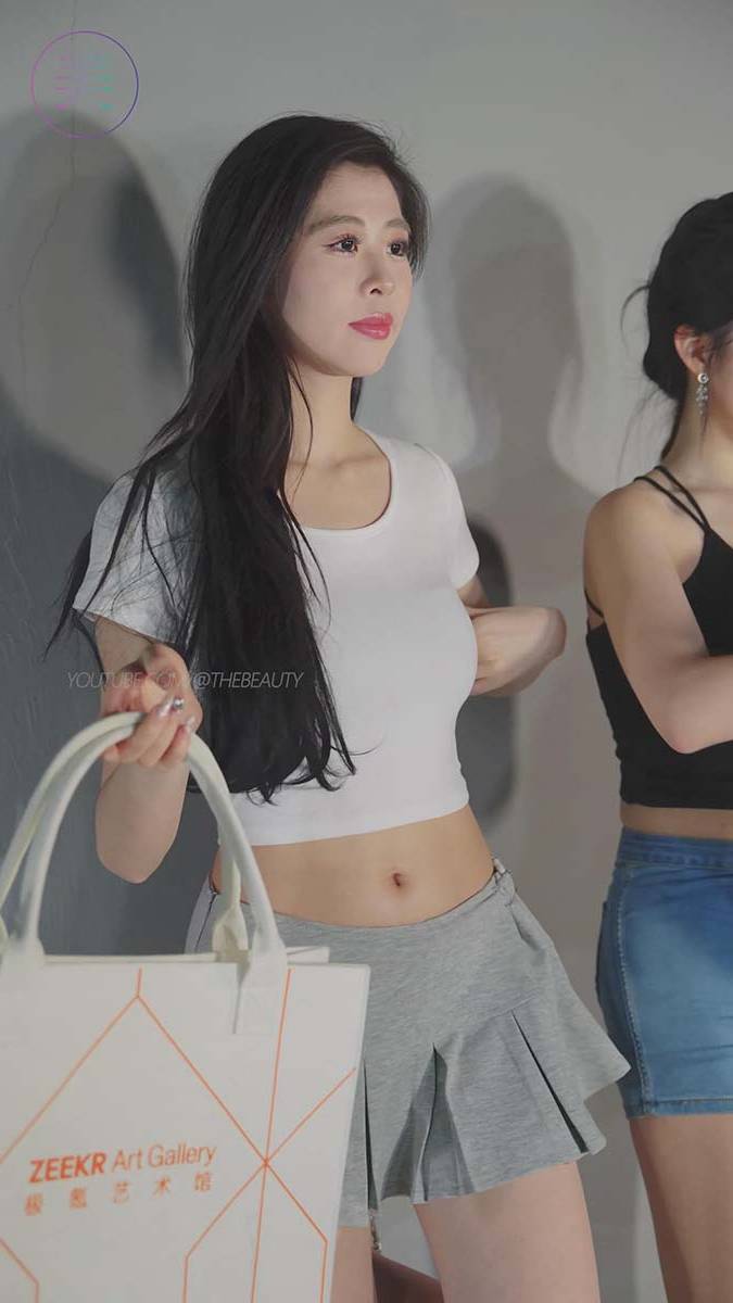 2024 广州车展 网红美女车模 beautyleg LOOKBOOK 62 街拍-第1张