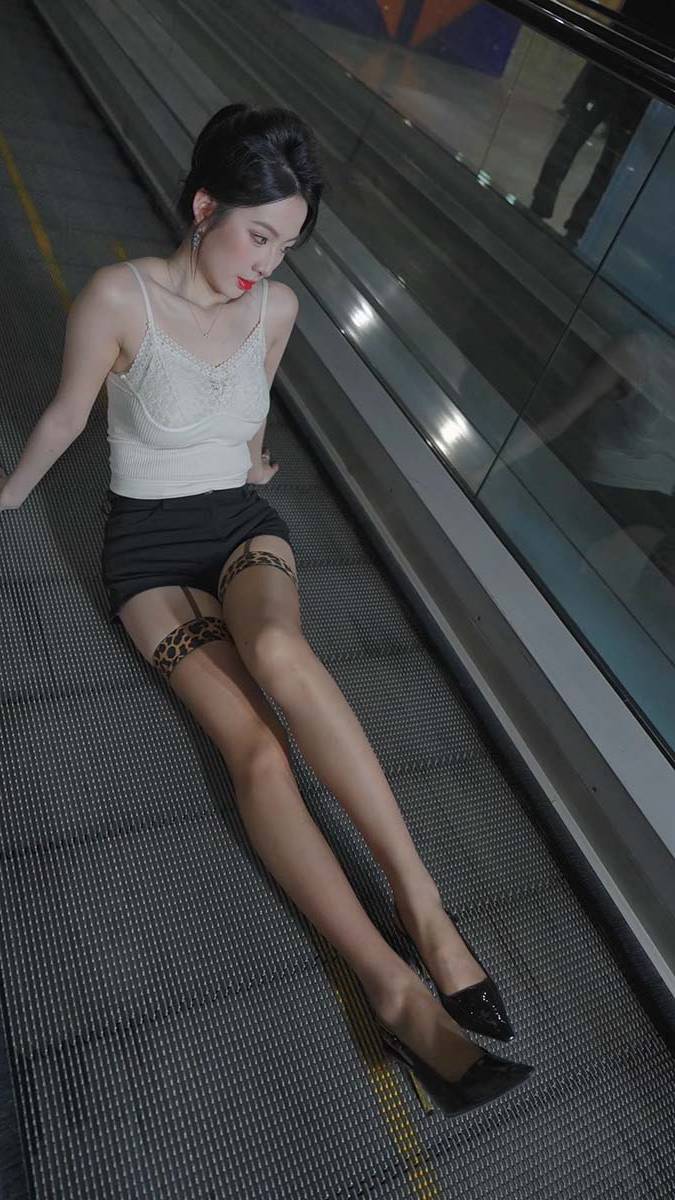 2024 广州车展 网红美女车模 beautyleg LOOKBOOK 65 街拍-第1张