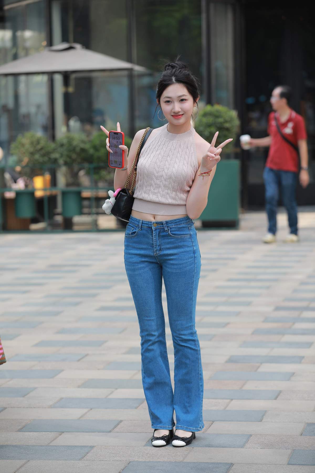 精选街拍作品 NO.4877 甜美露背牛仔裤 街拍-第1张