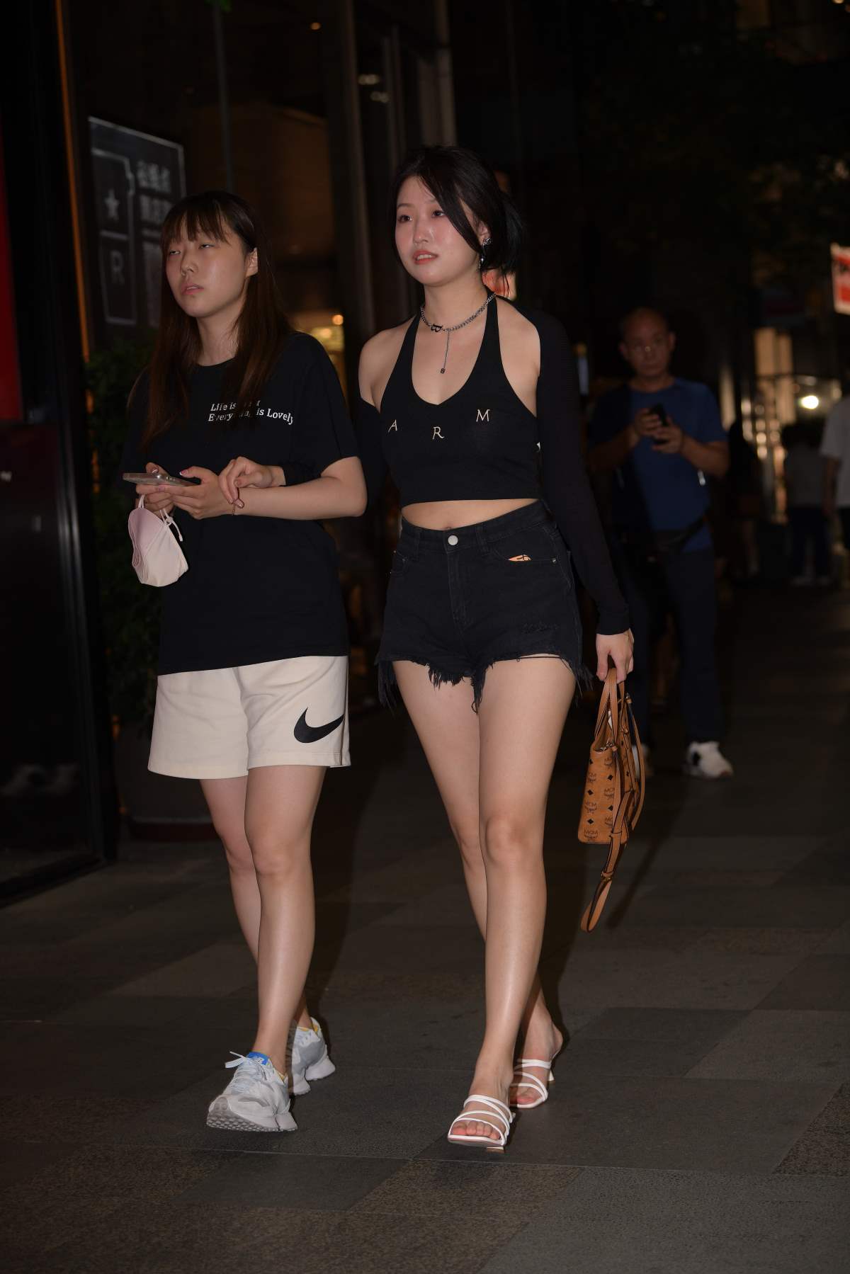 精选街拍作品 NO.4883 甜美清新黑色系 街拍-第1张