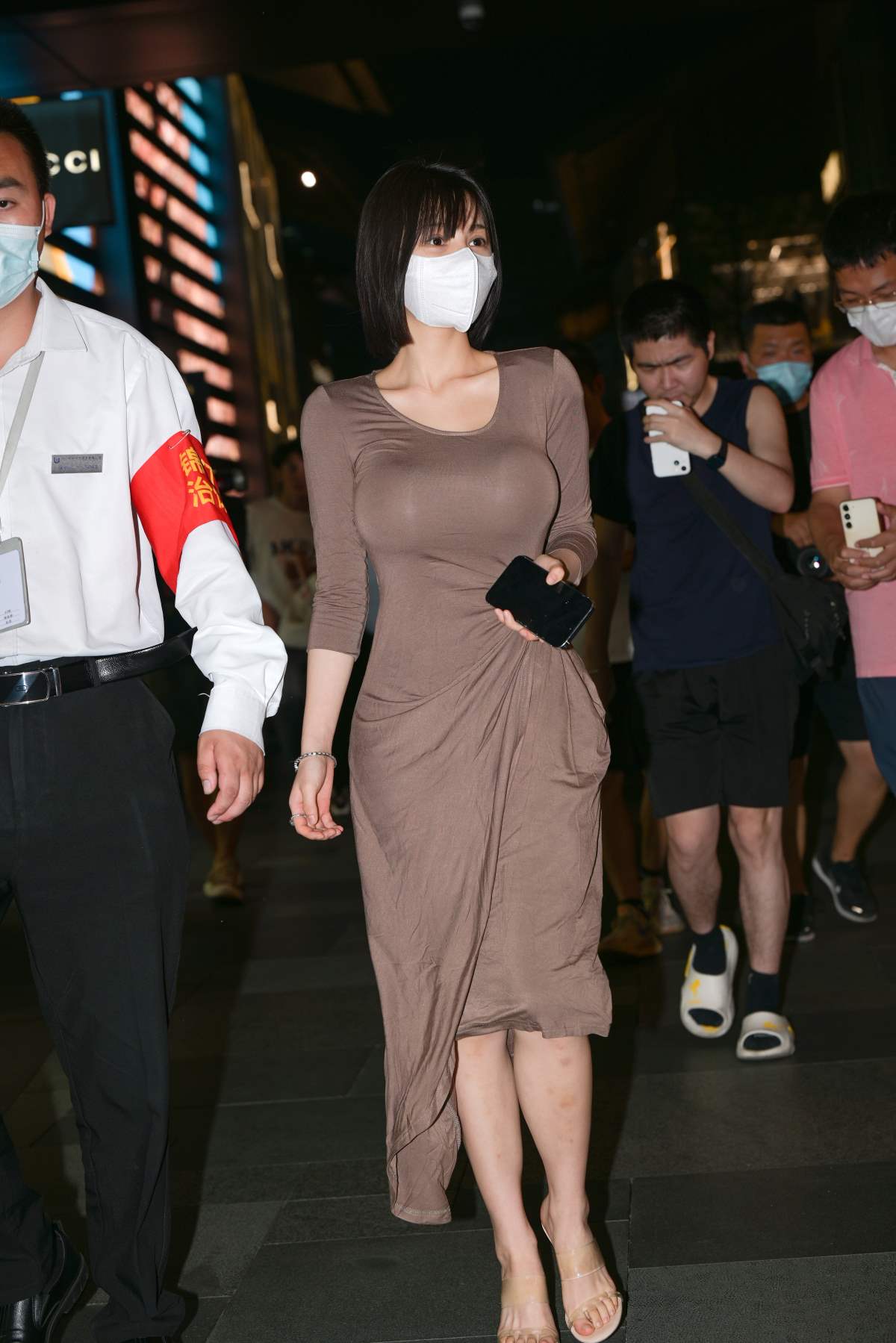 精选街拍作品 NO.4881 醒目棕色修身裙 街拍-第1张