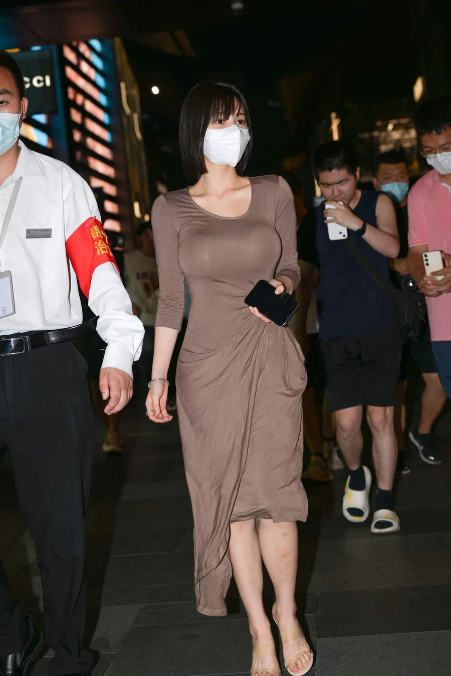 精选街拍作品 NO.4881 醒目棕色修身裙 街拍-第1张