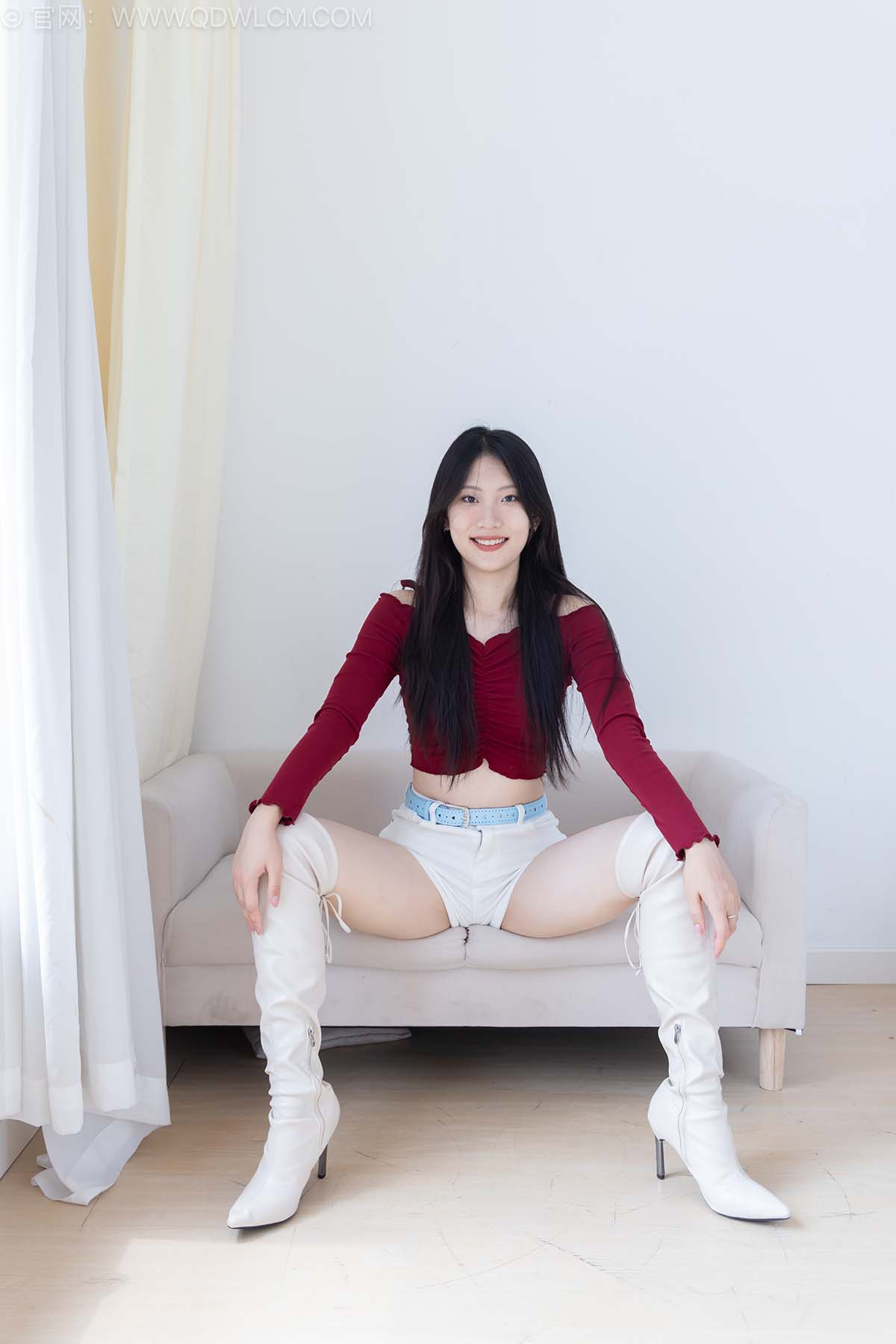 物恋传媒 NO.2507 奶糖-长靴、白棉袜、裸足 WLCM物恋传媒-第2张