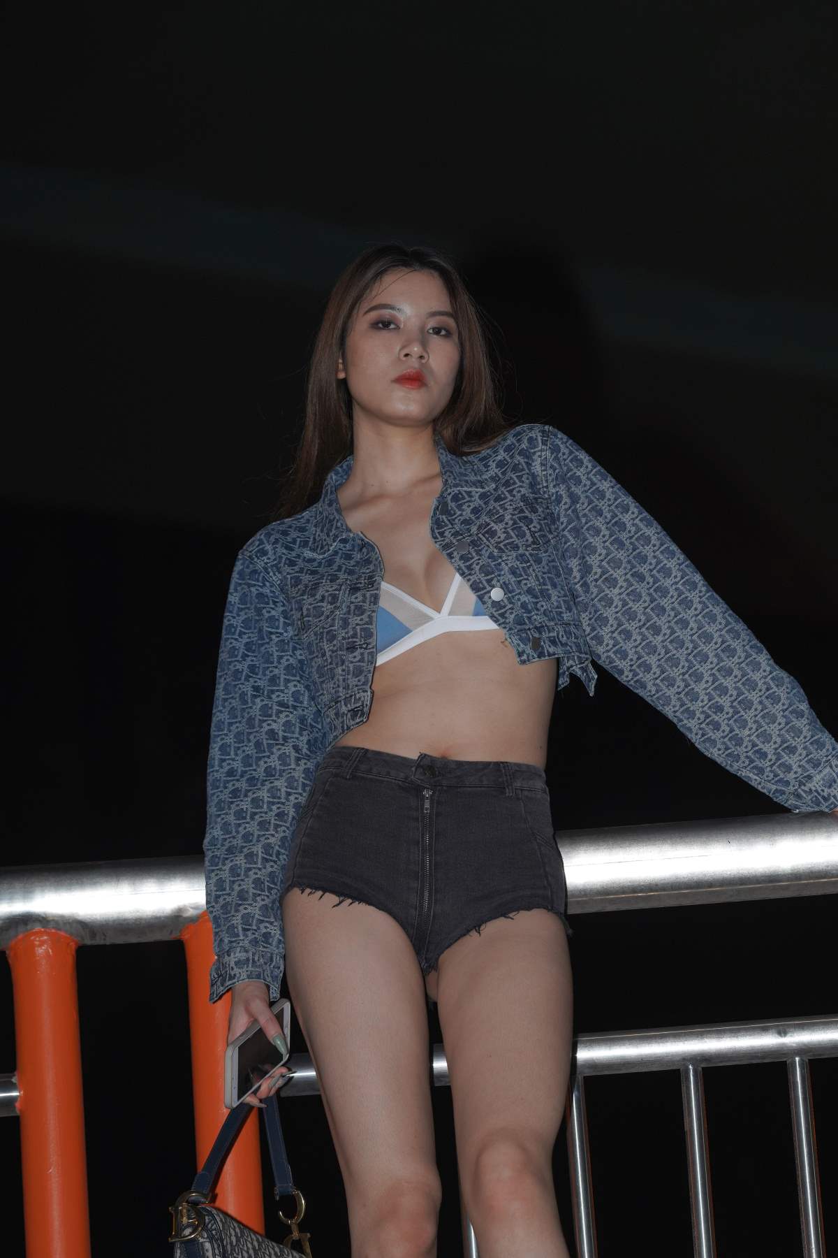 精选街拍作品 NO.4894 牛仔短裤大长腿 街拍-第1张