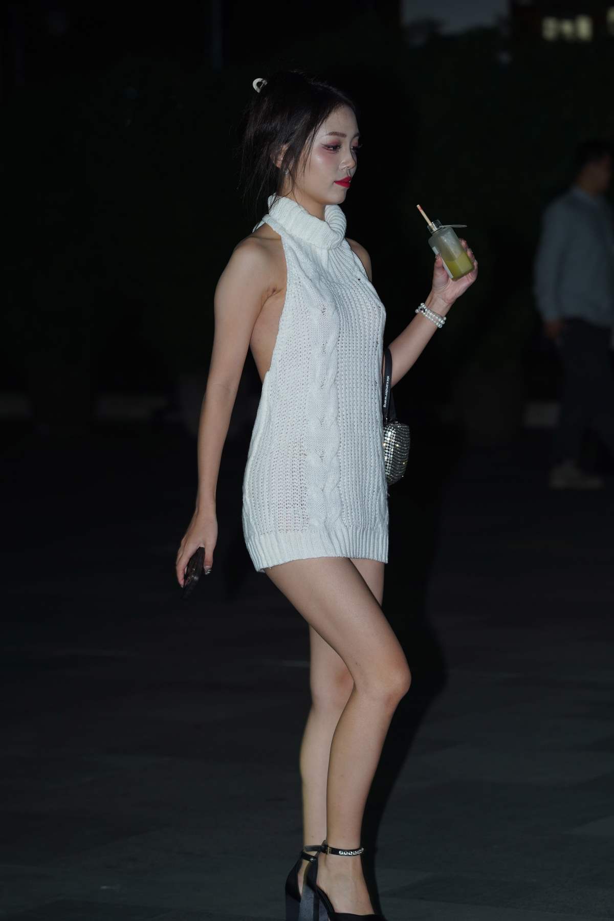 精选街拍作品 NO.4891 白色露背短裙 街拍-第1张