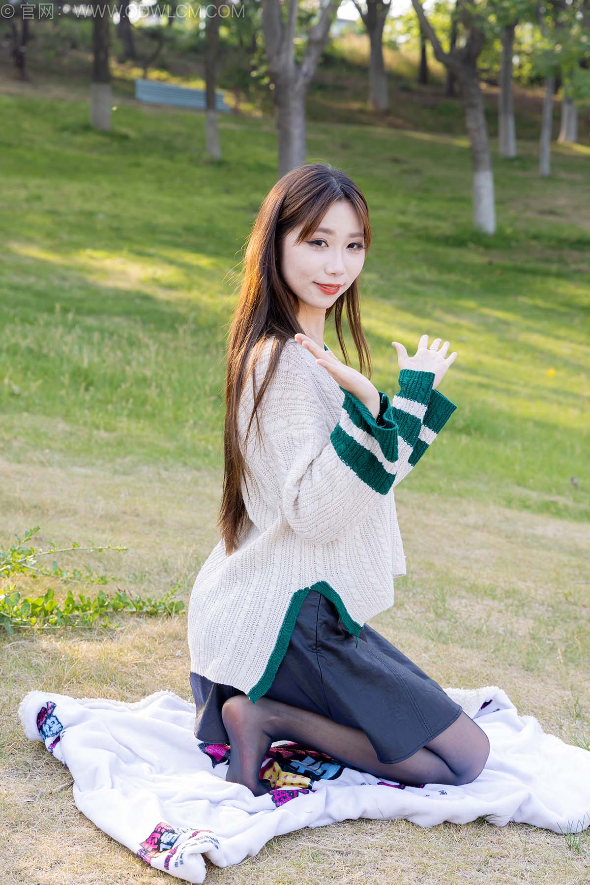 物恋传媒 NO.2509 泡泡-高跟鞋、油亮薄黑丝、户外草地丝袜 WLCM物恋传媒-第2张