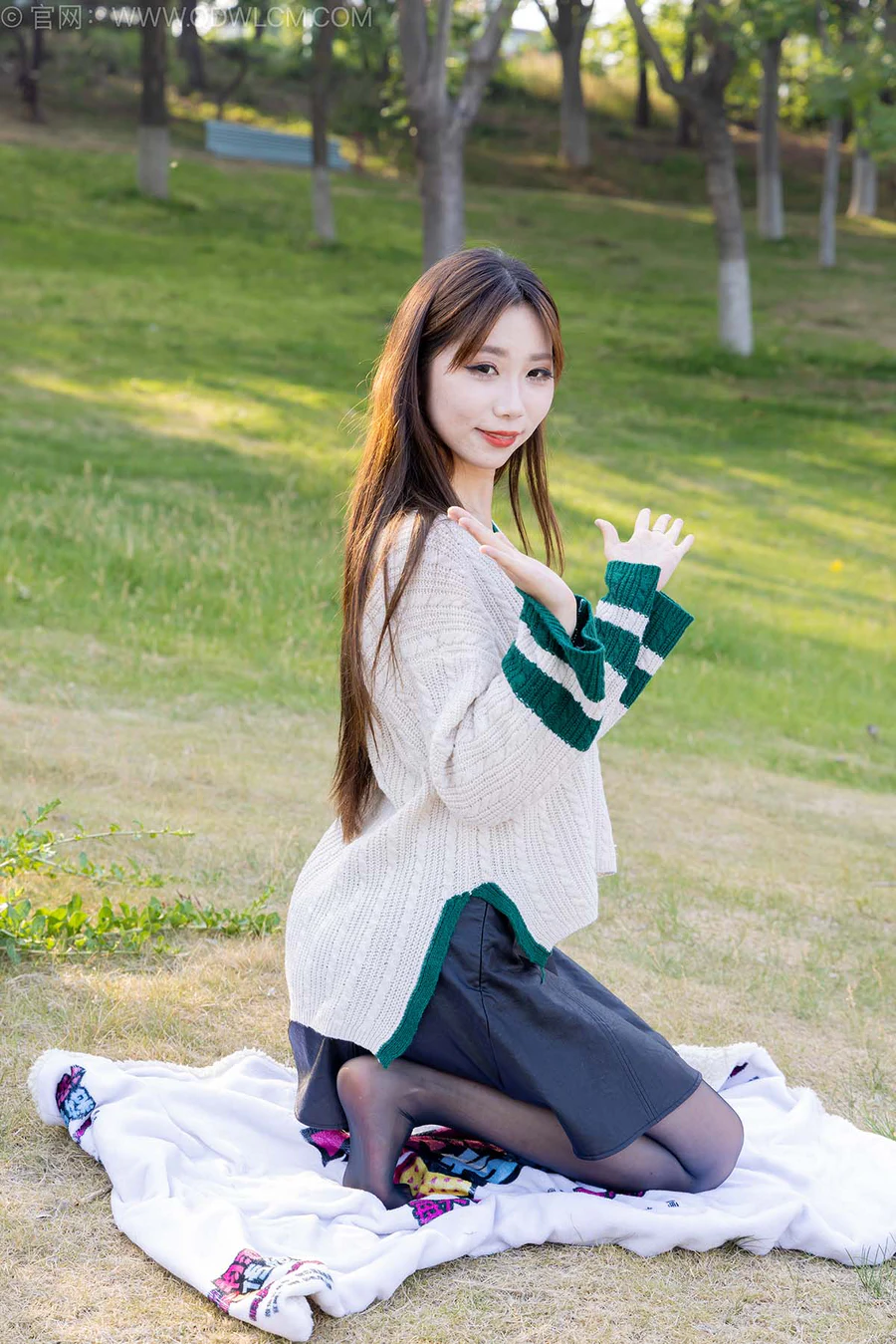 物恋传媒 NO.2509 泡泡-高跟鞋、油亮薄黑丝、户外草地丝袜 WLCM物恋传媒-第2张