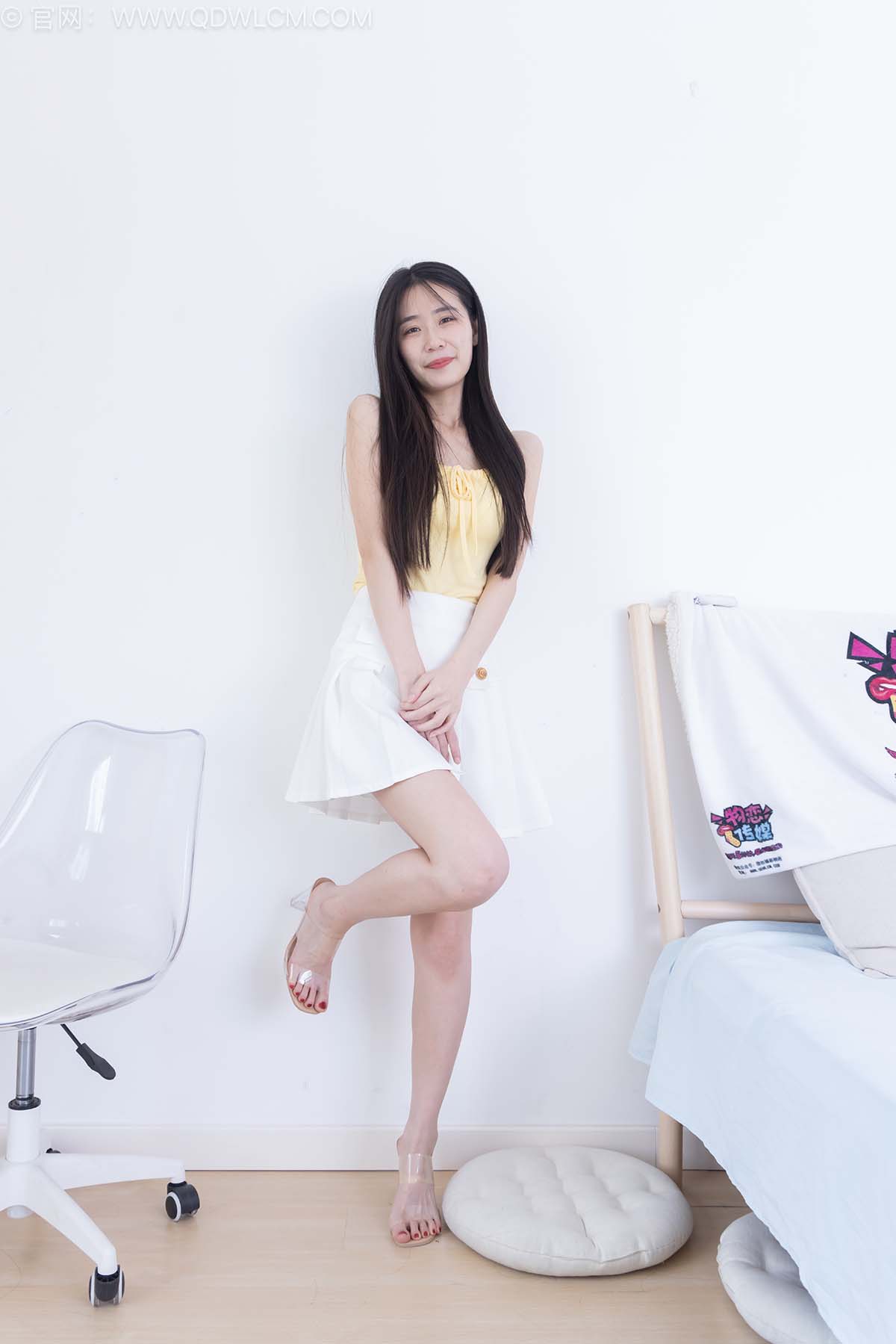 物恋传媒 NO.2510 菜菜-高跟鞋、高跟凉鞋、短白棉袜、裸足 WLCM物恋传媒-第1张