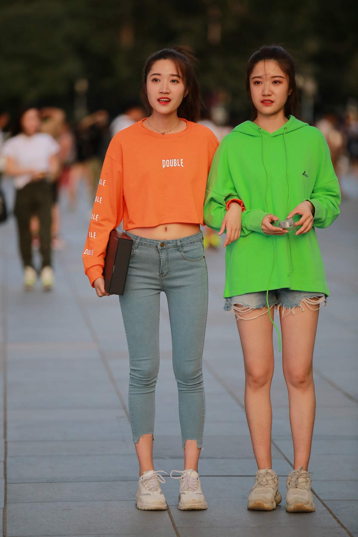 精选街拍作品 NO.4908 阳光靓丽牛仔裤 街拍-第1张