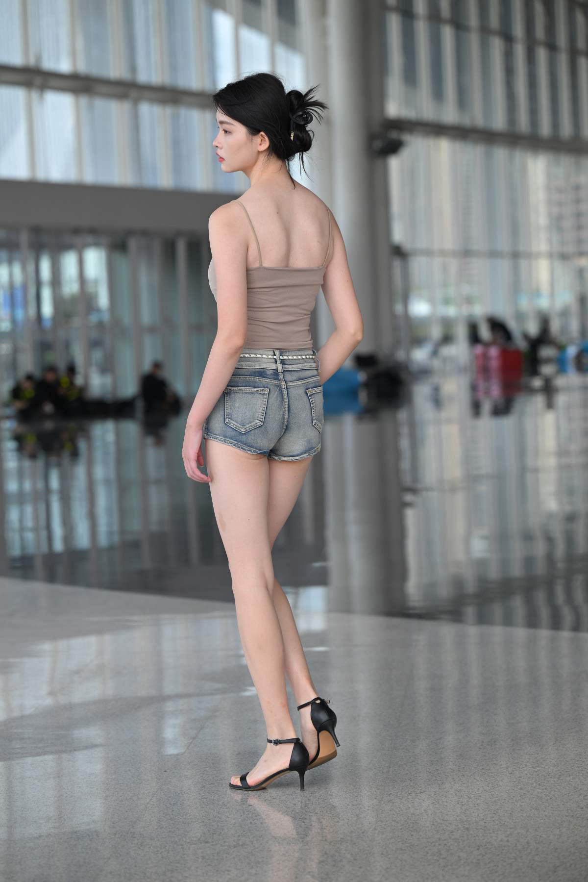 精选街拍作品 NO.4906 牛仔短裤美腿 街拍-第1张