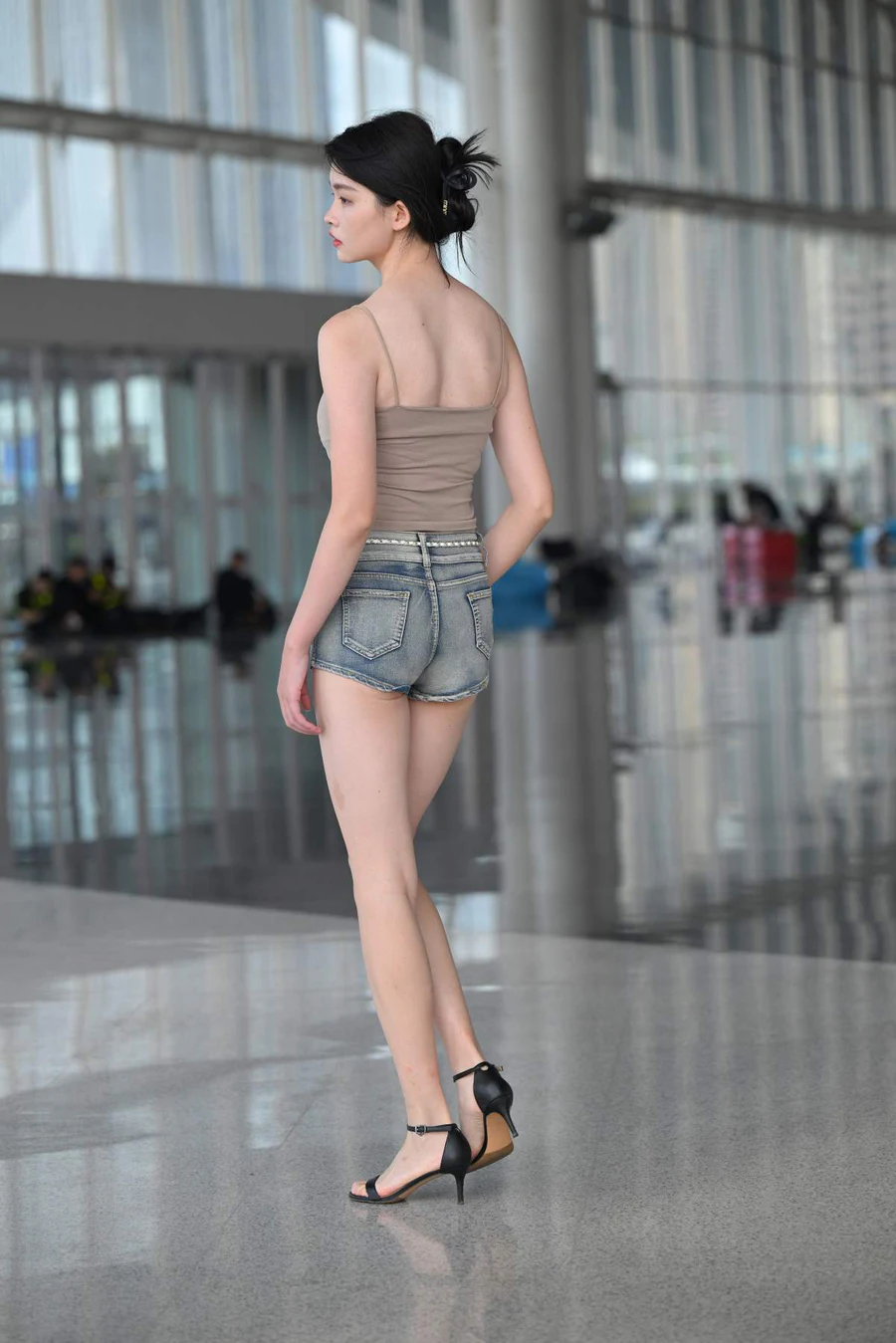 精选街拍作品 NO.4906 牛仔短裤美腿 街拍-第1张