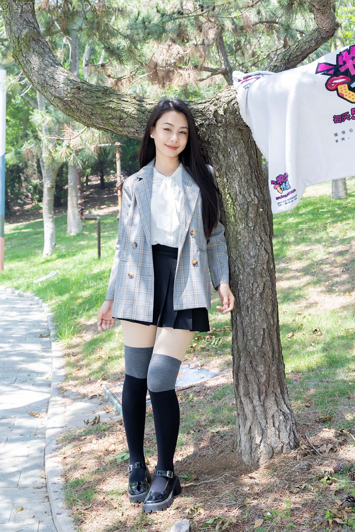 物恋传媒 NO.2511 岚岚-制服、皮鞋、黑灰拼接过膝袜、厚肉丝 WLCM物恋传媒-第1张