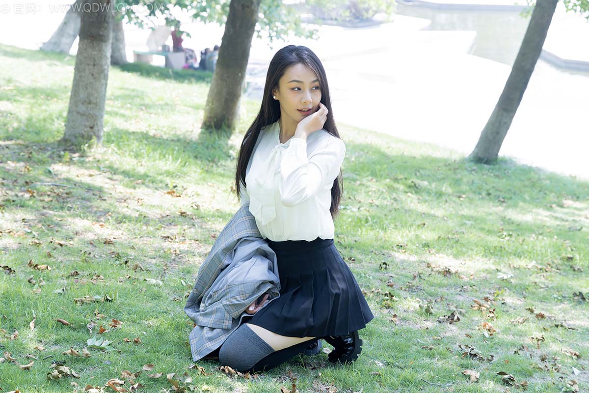 物恋传媒 NO.2511 岚岚-制服、皮鞋、黑灰拼接过膝袜、厚肉丝 WLCM物恋传媒-第2张