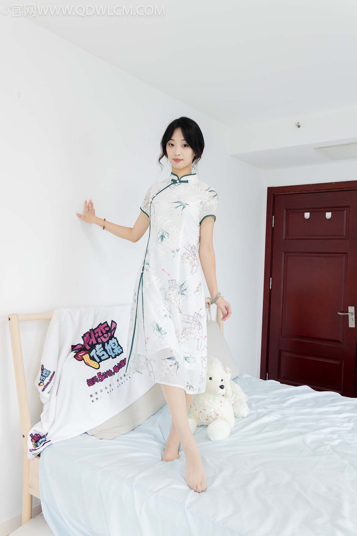 物恋传媒 NO.2515 南南-旗袍、高跟鞋、薄肉丝 WLCM物恋传媒-第2张