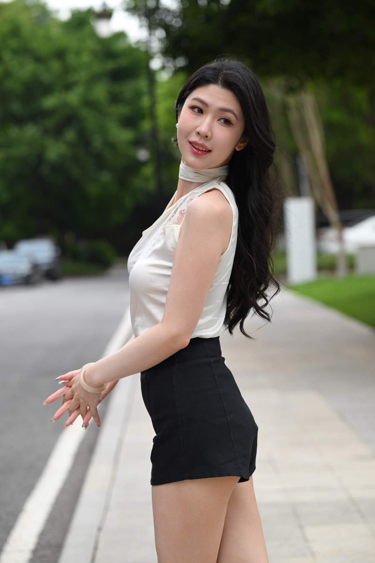 精选街拍作品 NO.4944 黑白搭配弦子 街拍-第1张