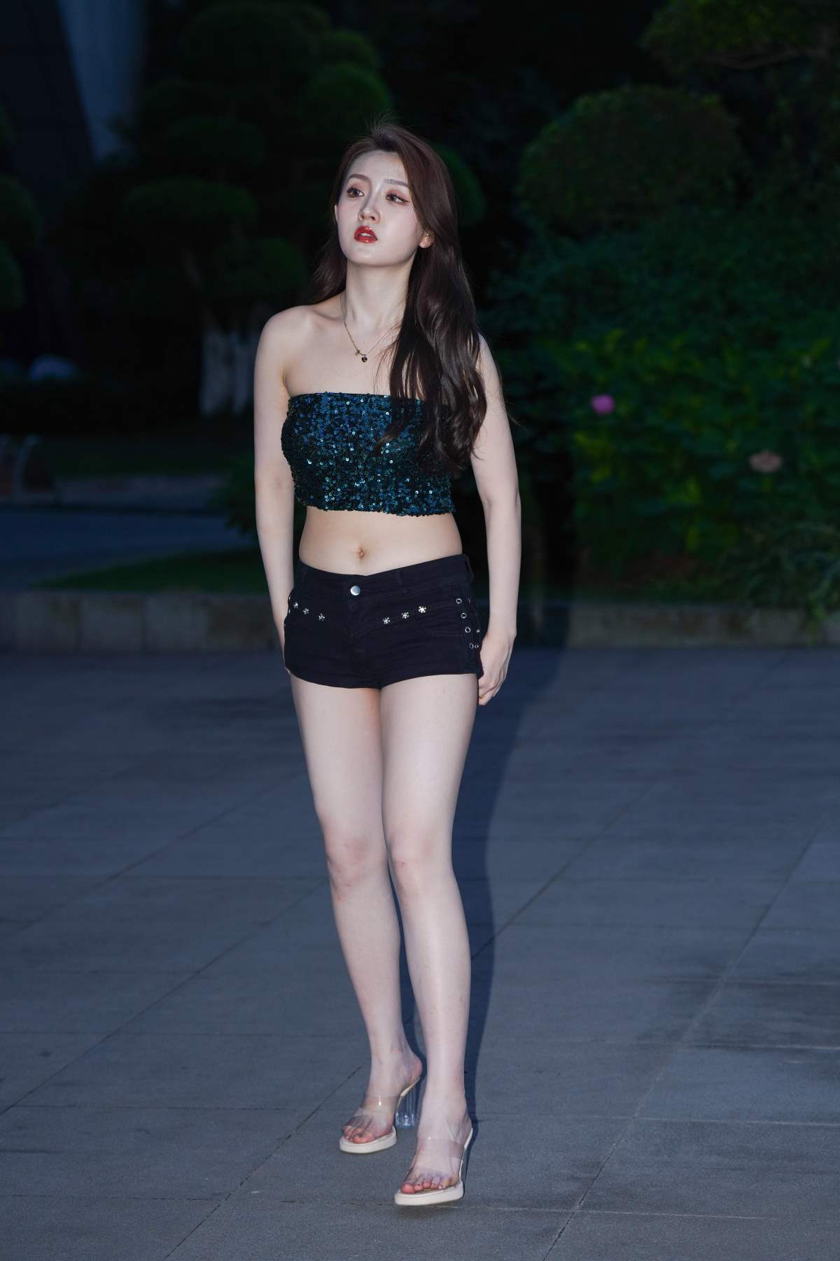 精选街拍作品 NO.4953 甜美热裤抹胸 街拍-第1张