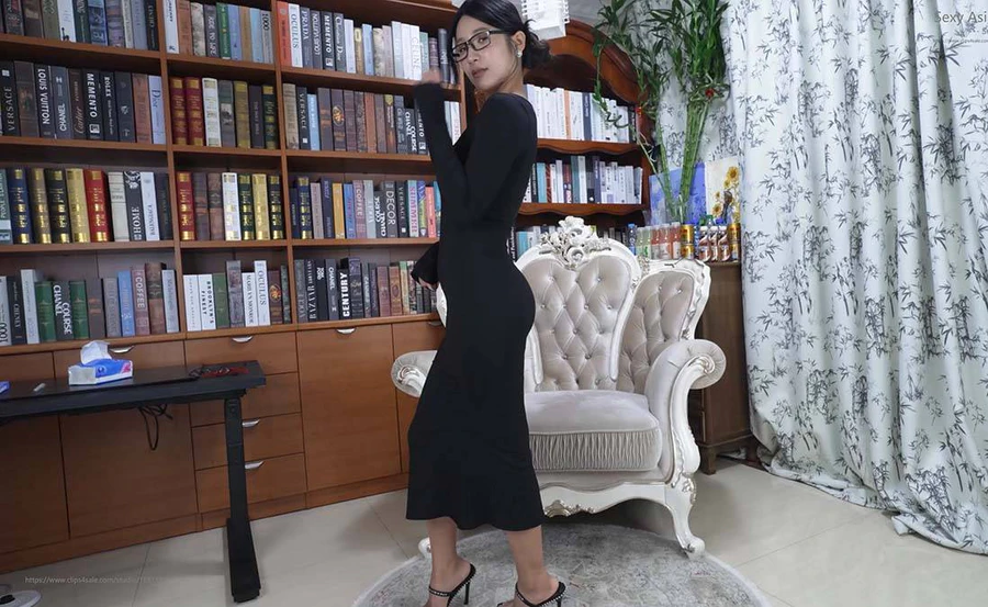 A&F NO.262 Tangtang-连衣裙展示她的36码小脚 第1部 AF-第1张