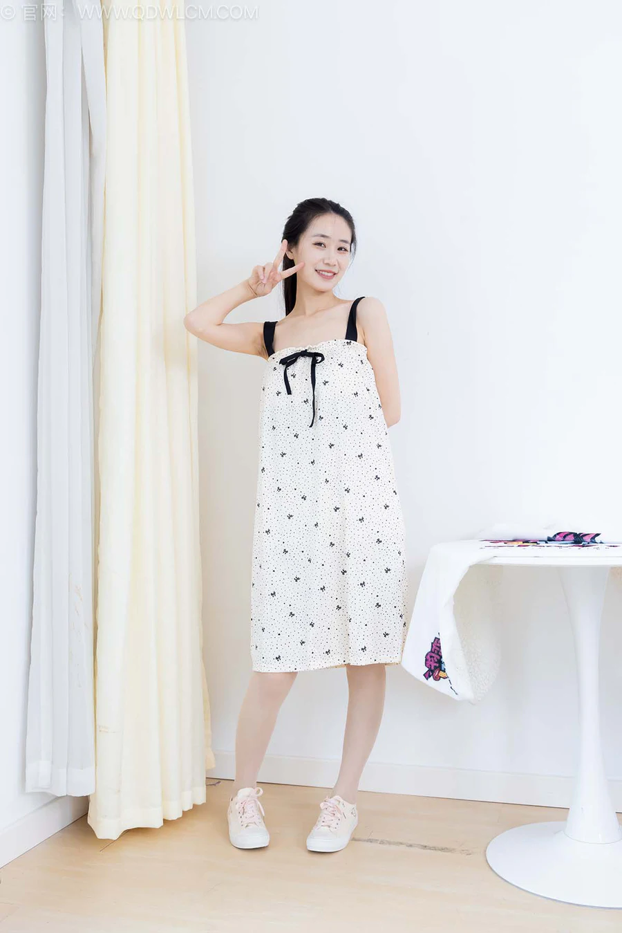 物恋传媒 NO.2520 菜菜-帆布鞋、白棉袜、薄肉丝、睡裙 WLCM物恋传媒-第1张