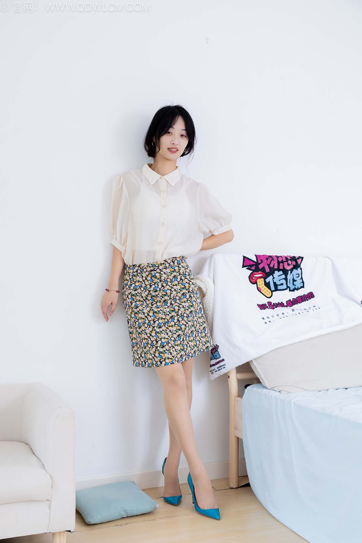 物恋传媒 NO.2526 南南-三双高跟鞋、薄肉丝、裸足 WLCM物恋传媒-第2张